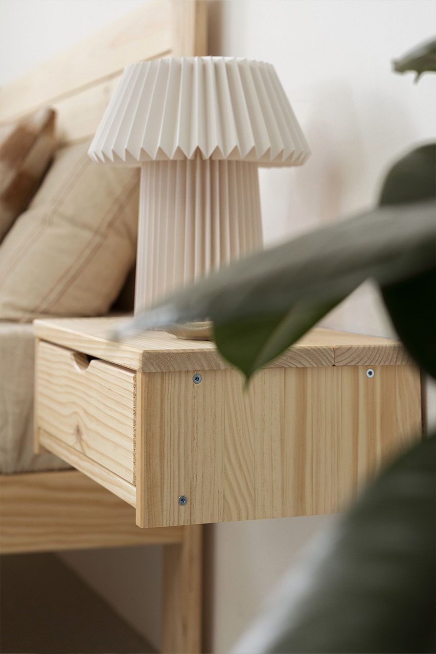 Imagen de ambiente 2 para:Mesita de noche suspendida con un caj&oacute;n de madera 